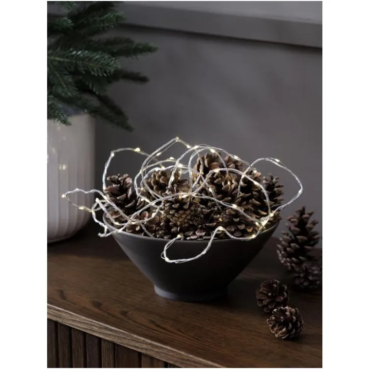 Unesite praznični sjaj u svoj dom uz LED lampice sa 80 toplih belih dioda i ugrađenim tajmerom.